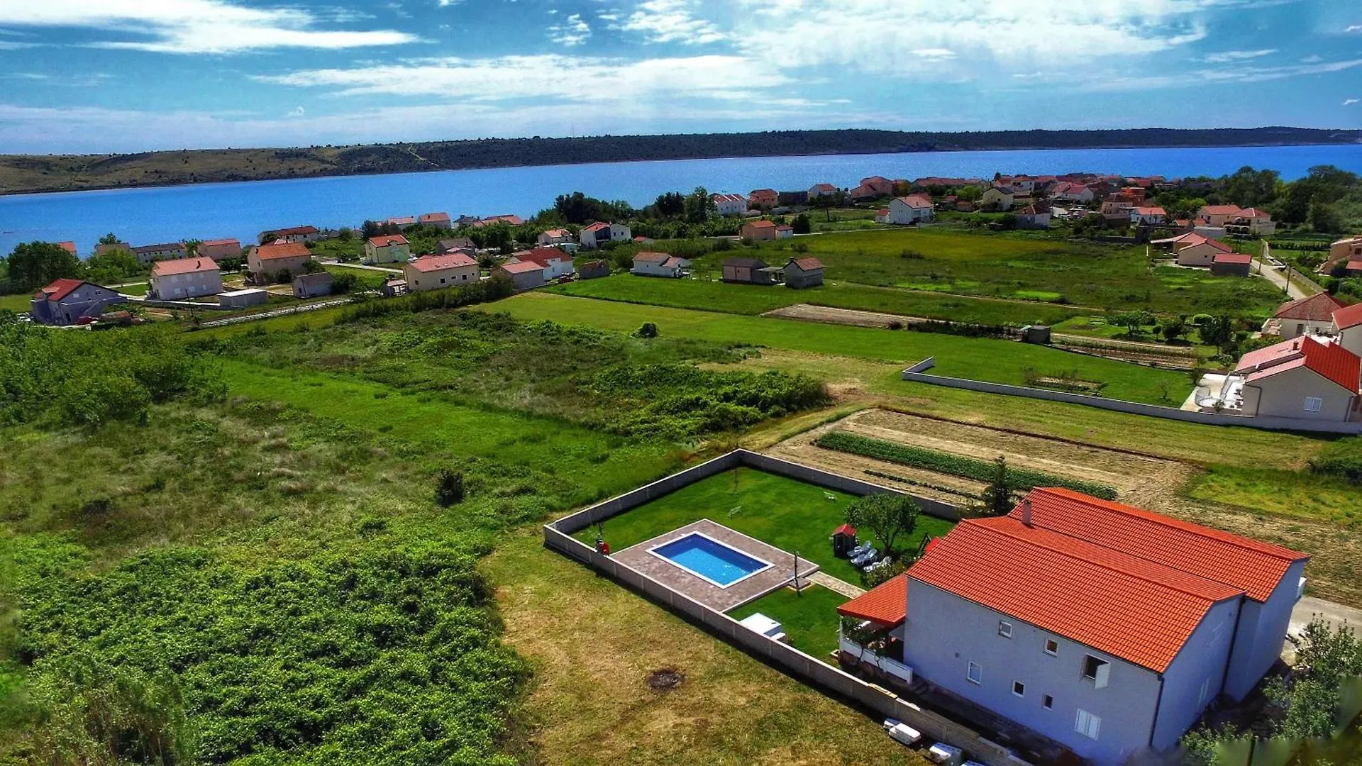 فيلا House Rose With Garden And Pool Ljubač بيت للعطل