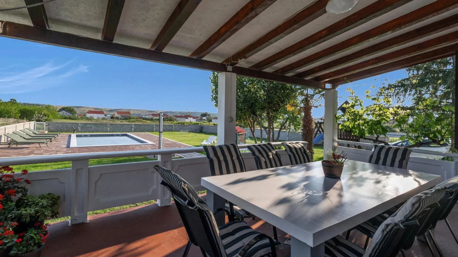 فيلا House Rose With Garden And Pool Ljubač بيت للعطل