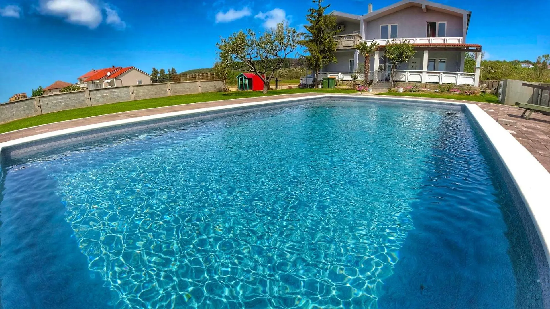 House Rose With Garden And Pool contacts